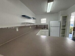 8027 NW 8th St in Miami, FL - Building Photo - Building Photo