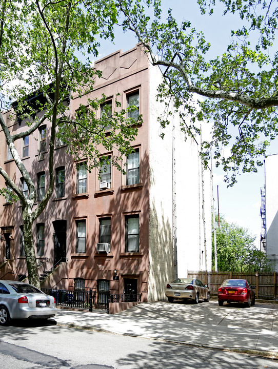 437 Clinton St in Brooklyn, NY - Building Photo