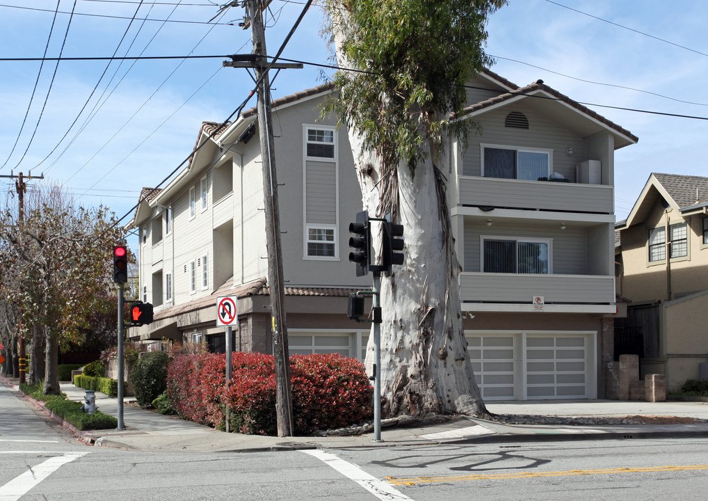 1500 Carmelita Ave in Burlingame, CA - Building Photo