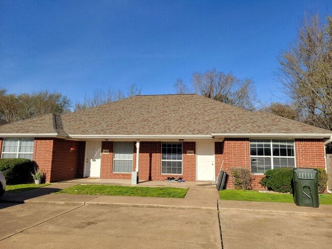 2802 Hard Rock Cir in Bryan, TX - Building Photo - Building Photo