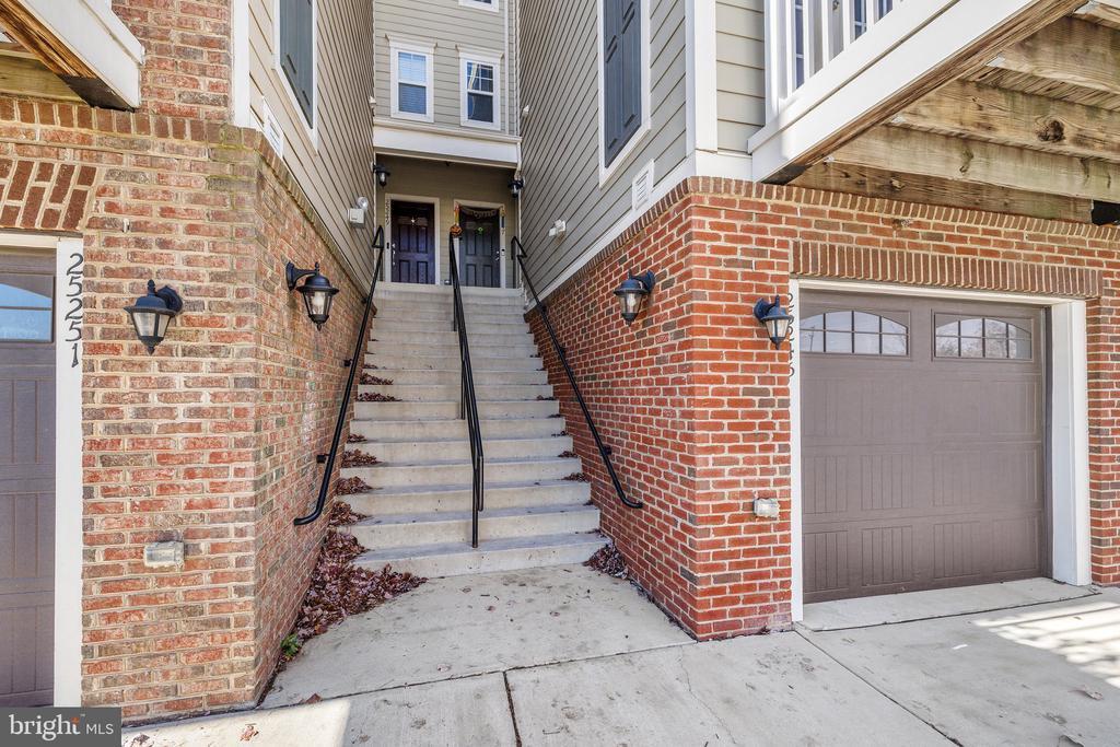 25245 Laureldale Terrace in Chantilly, VA - Foto de edificio