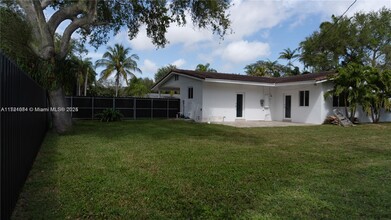 8320 SW 118th Terrace in Miami, FL - Building Photo - Building Photo