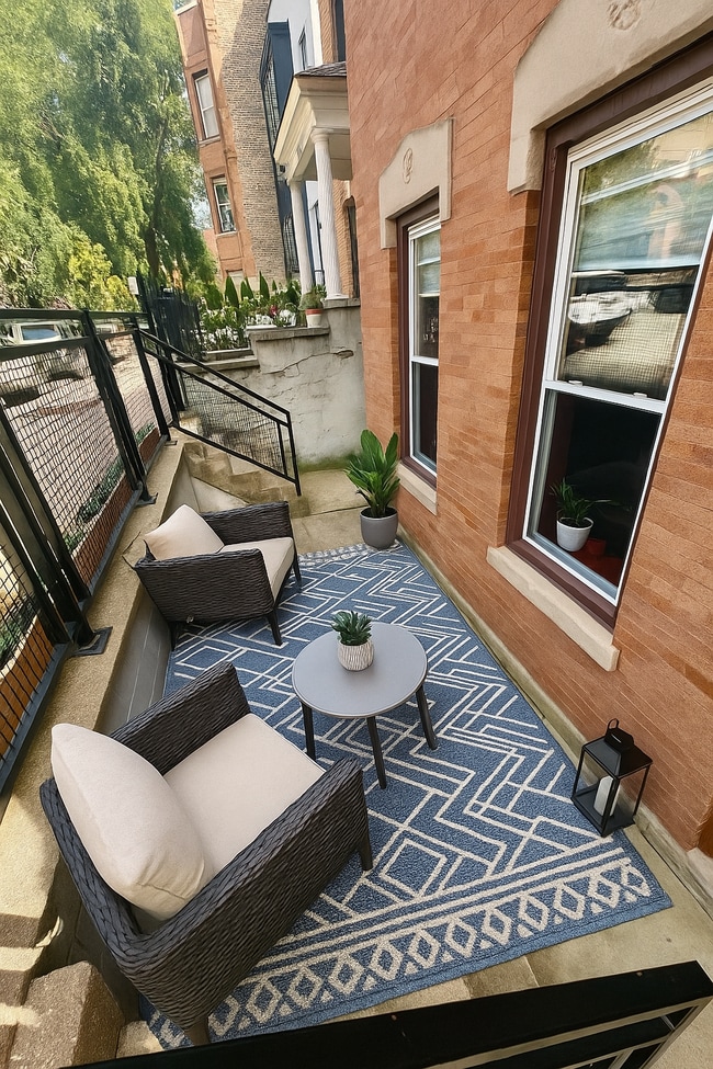 1747 W Le Moyne St, Unit 1 in Chicago, IL - Foto de edificio - Building Photo