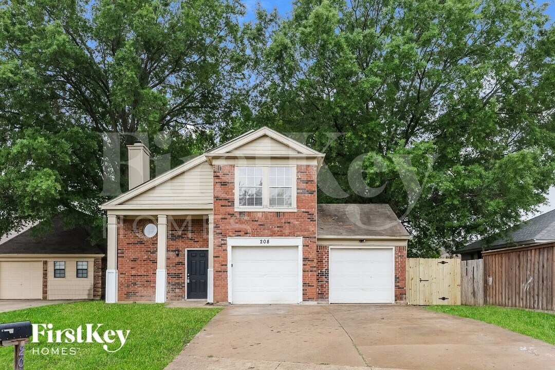 208 Spanish Moss Dr in Arlington, TX - Building Photo