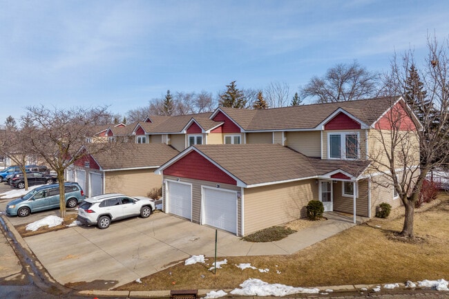 Lakeville Court in Lakeville, MN - Building Photo - Building Photo