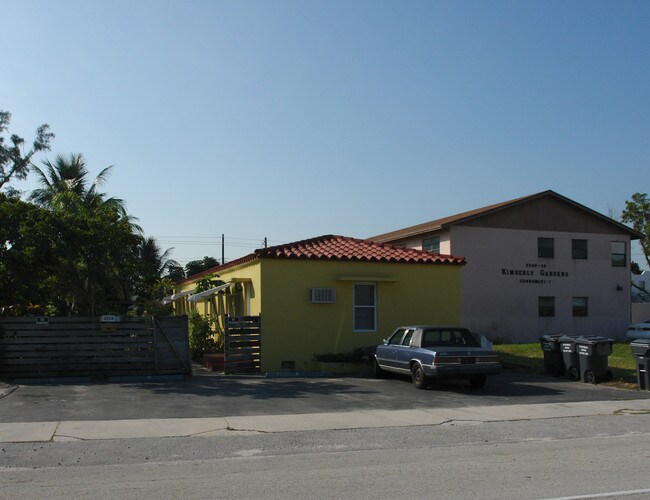 2238 Van Buren St in Hollywood, FL - Foto de edificio - Building Photo