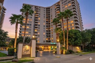 3525 Sage Rd, Unit 1111 in Houston, TX - Building Photo