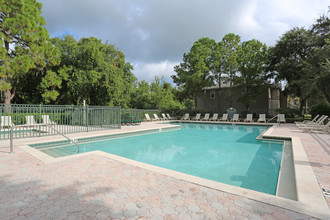 Weston Oaks in Holiday, FL - Foto de edificio - Building Photo