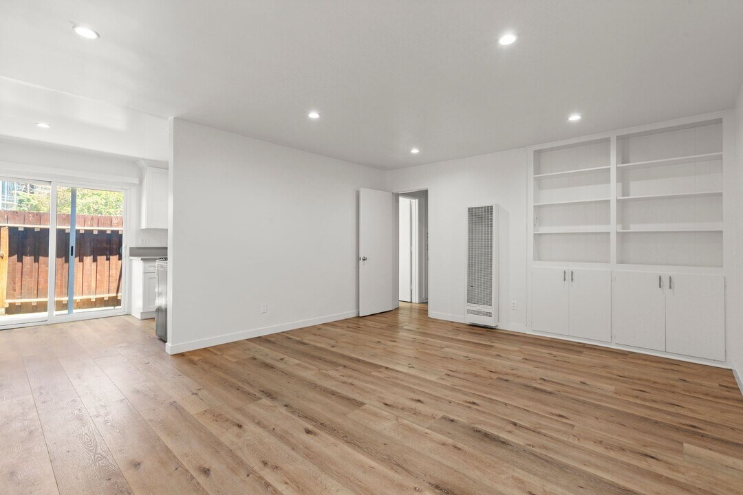 Rowena in Los Angeles, CA - Building Photo