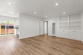 Rowena in Los Angeles, CA - Foto de edificio - Interior Photo