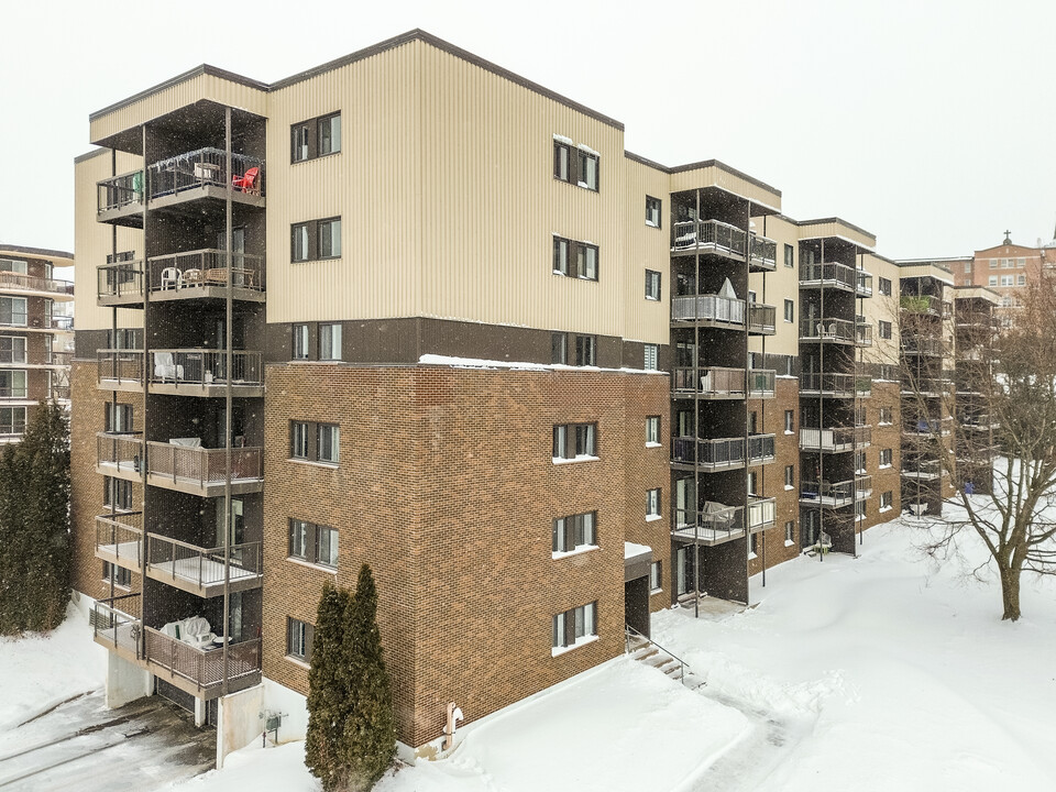 5320 Henri-Bourassa in Québec, QC - Building Photo