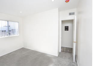 832 11th St in Santa Monica, CA - Building Photo - Interior Photo