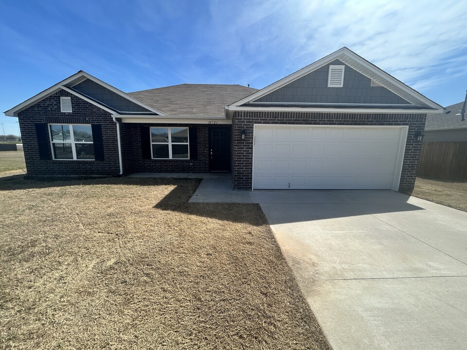 10721 N 101st E Ct in Owasso, OK - Building Photo