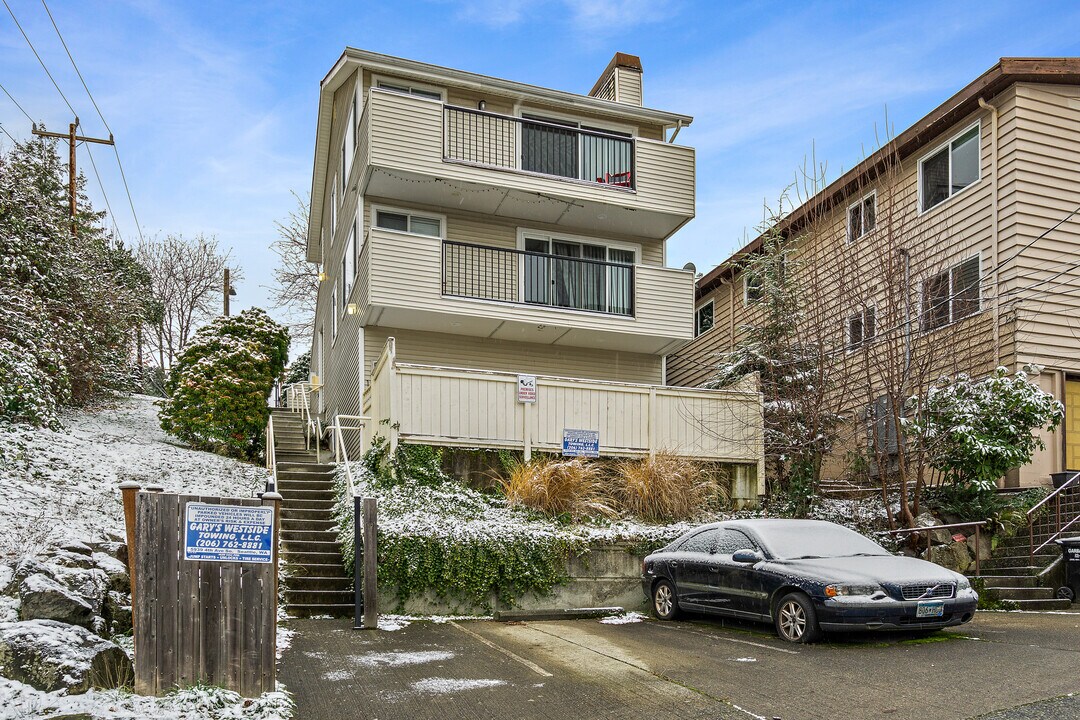 5001 38th Ave SW in Seattle, WA - Building Photo