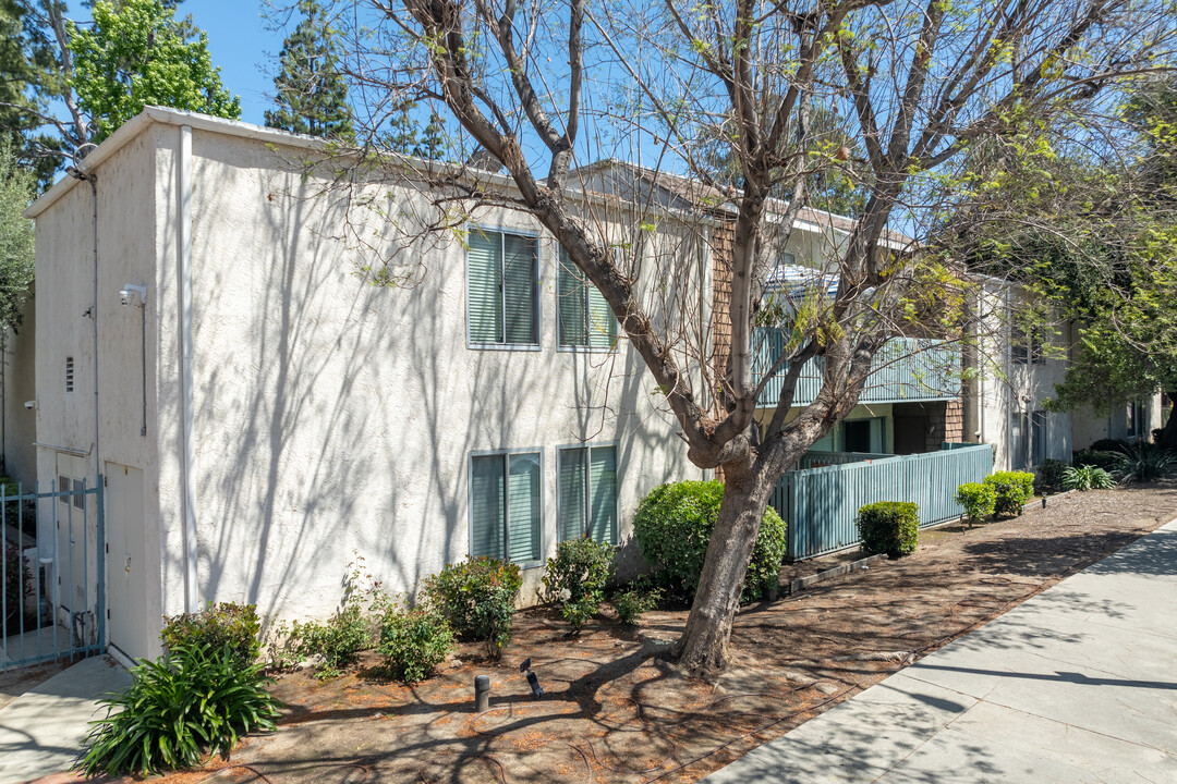 5700 Etiwanda Ave in Tarzana, CA - Building Photo