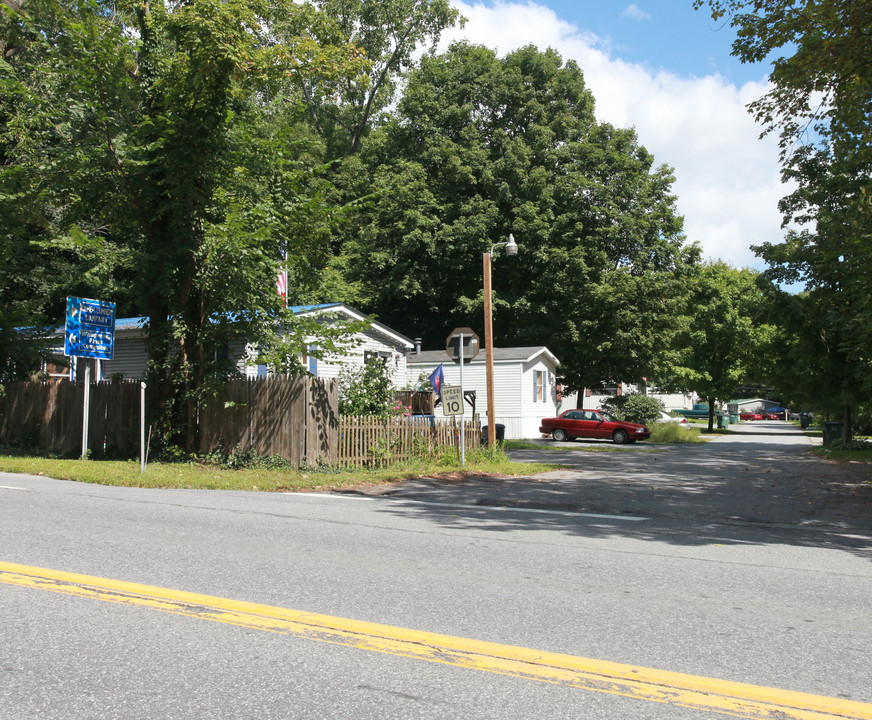 Saratoga Greens Mobile Home Park in Greenfield Center, NY - Foto de edificio