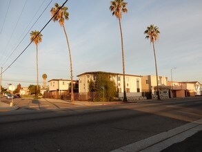 1805 W 82nd St in Los Angeles, CA - Building Photo - Building Photo