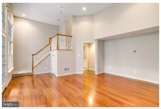 213 Oak Knoll Terrace in Rockville, MD - Foto de edificio - Building Photo