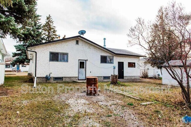 9836-9881 AvenueKey 32 in Grande Prairie, AB - Building Photo - Building Photo