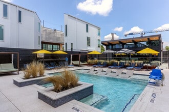 The Collection Townhomes in Dallas, TX - Foto de edificio - Building Photo