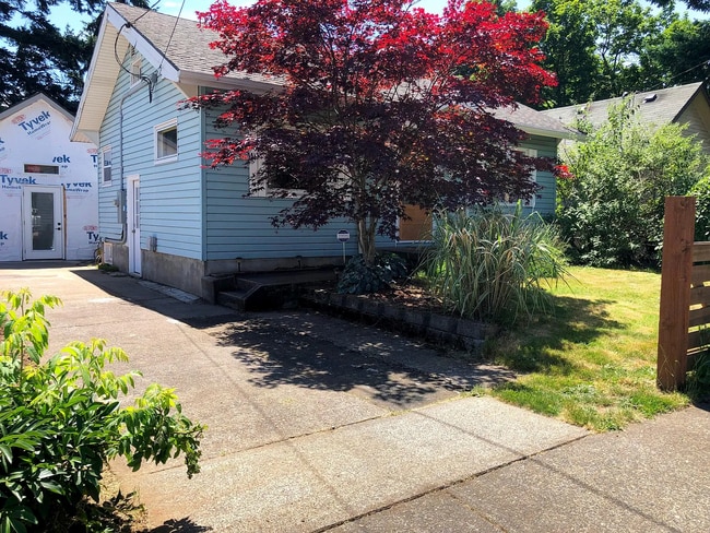 9724 SE Ellis St in Portland, OR - Building Photo - Building Photo