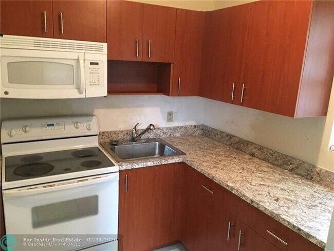 210 NW 5th Ave-Unit -4 in Dania Beach, FL - Building Photo - Building Photo