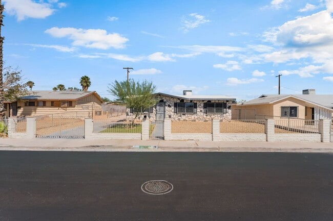 700 Van Ert Ave in North Las Vegas, NV - Building Photo - Building Photo