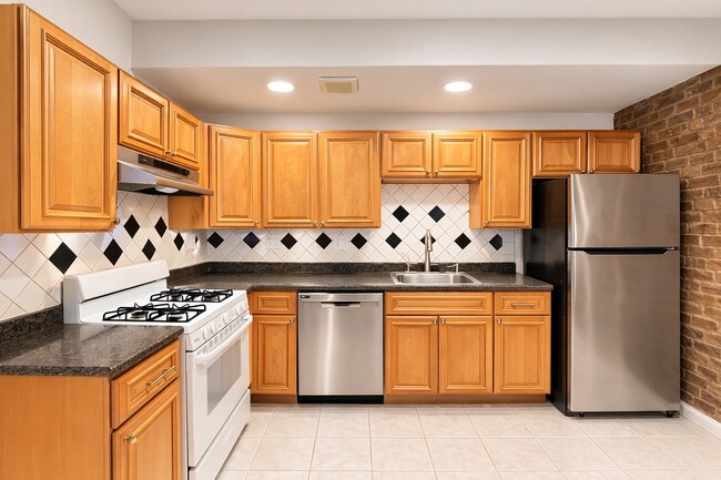 22 S Huntington Ave, Unit 1 in Boston, MA - Foto de edificio - Building Photo