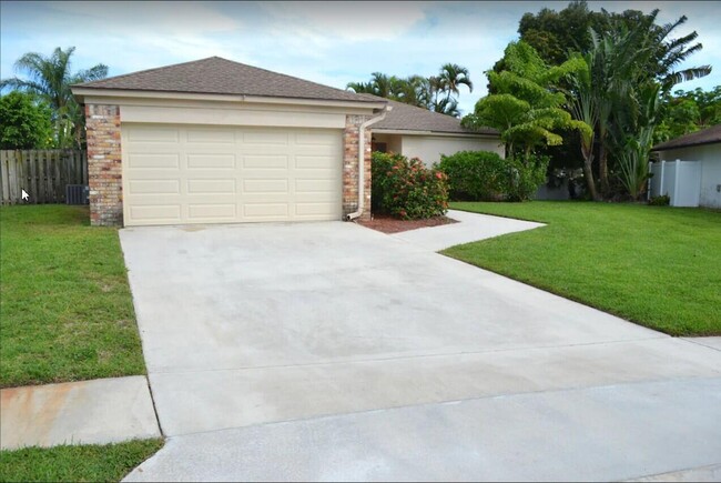 169 Arrowhead Cir in Jupiter, FL - Building Photo - Building Photo