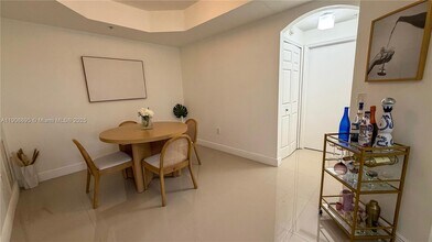 6420 NW 114th Ave in Doral, FL - Foto de edificio - Building Photo