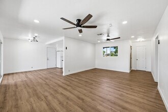 2558 N 40th St in Phoenix, AZ - Building Photo - Building Photo