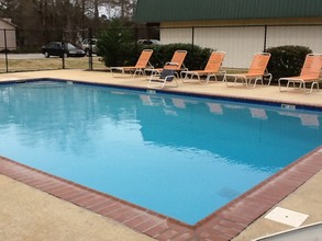 Lemans Square Apartments in Auburn, AL - Foto de edificio - Building Photo