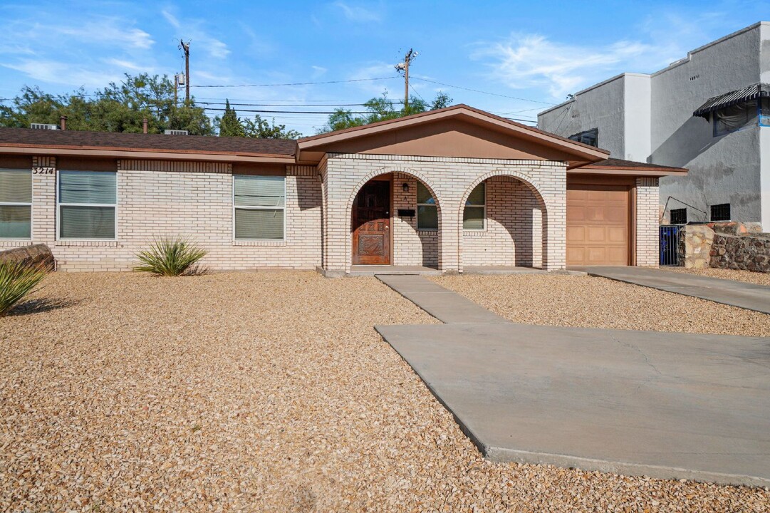 3214 N Stanton St in El Paso, TX - Building Photo