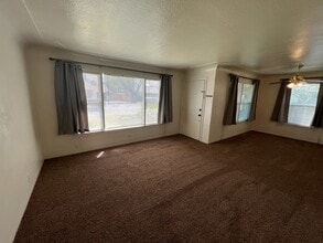 225 Oakshire Ave in Modesto, CA - Building Photo - Building Photo