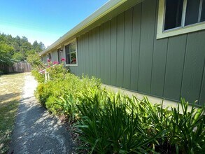 14761 Marys Ln in Guerneville, CA - Foto de edificio - Building Photo