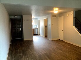 329 S 40th Pl in Springfield, OR - Building Photo