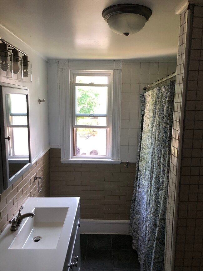 18 Moeller St, Unit Second Floor in Binghamton, NY - Foto de edificio - Building Photo