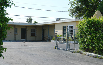 2708 Broadway in West Palm Beach, FL - Foto de edificio - Building Photo