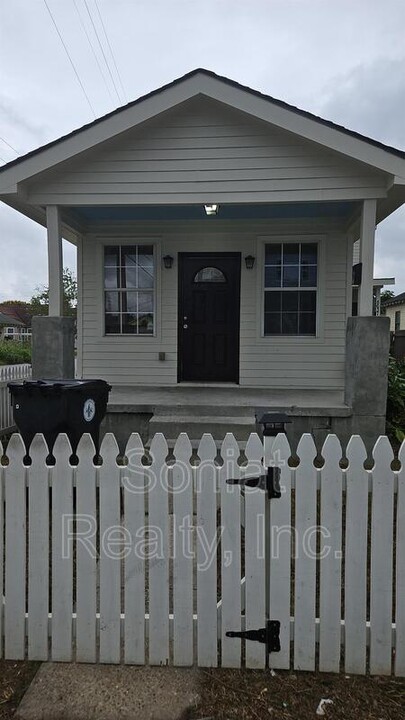 8637 Belfast St in New Orleans, LA - Foto de edificio