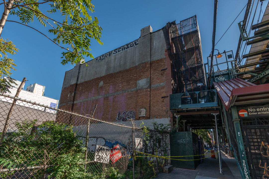 1517 Broadway in Brooklyn, NY - Building Photo