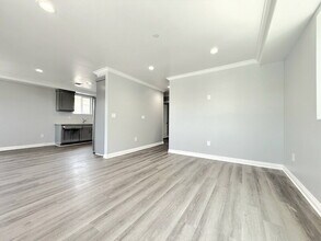 320 E 55th St in Los Angeles, CA - Building Photo - Building Photo