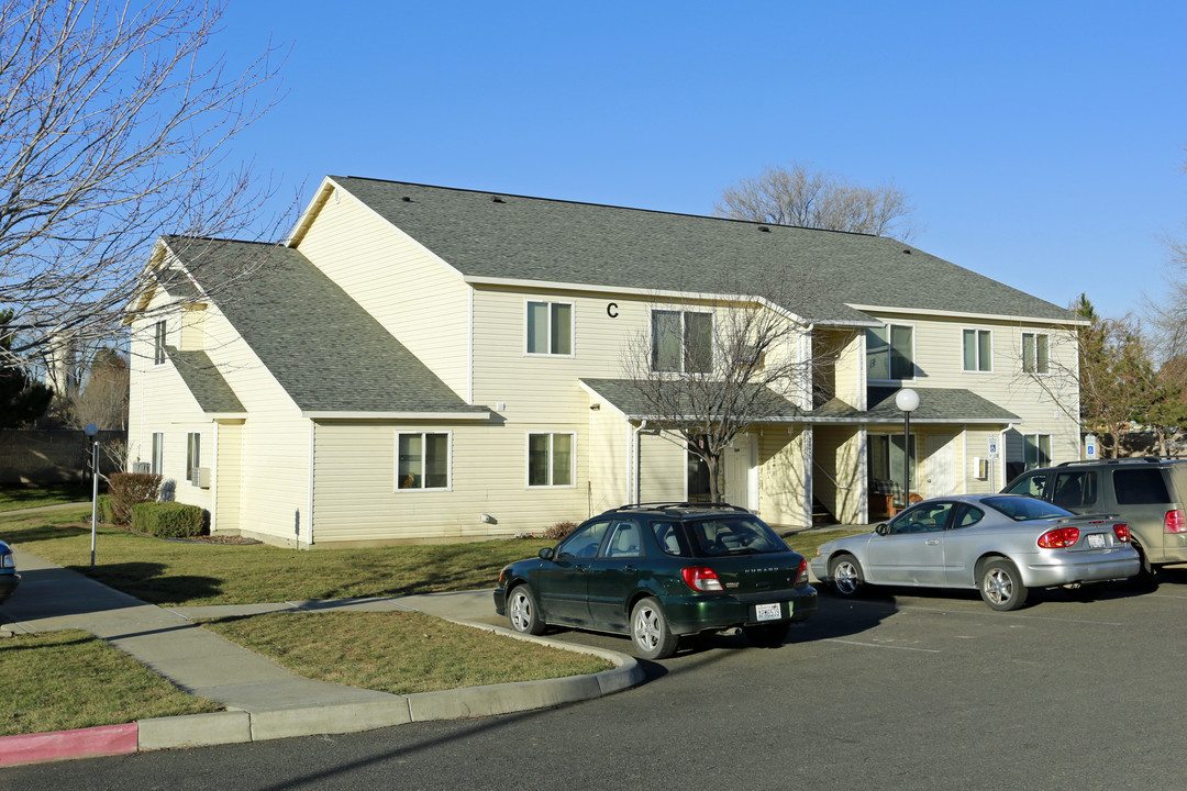 Sandalwood Apartments in Toppenish, WA - Foto de edificio