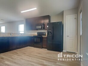 9910 Waldens Pond Court in Houston, TX - Building Photo - Building Photo