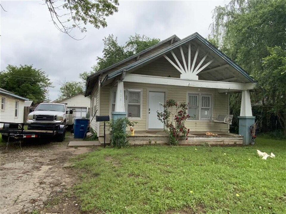 838 E 3rd St in Cushing, OK - Building Photo