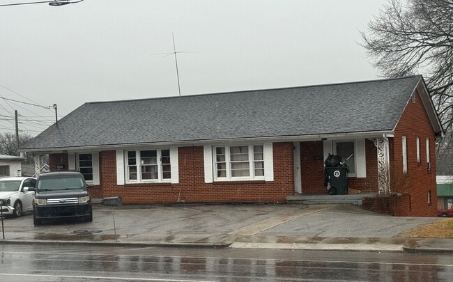 1005 W 1st N St in Morristown, TN - Building Photo - Building Photo