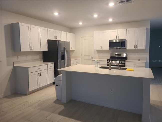 34917 Kircher Dr in Zephyrhills, FL - Building Photo - Building Photo