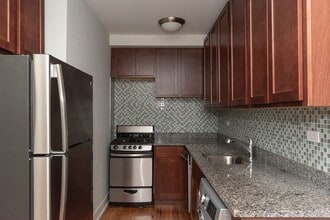 559 W Arlington Pl, Unit J03P in Chicago, IL - Building Photo - Building Photo