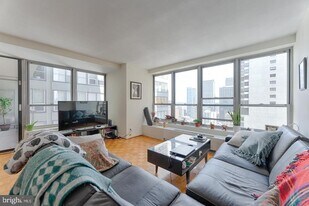 224-30 W Rittenhouse Square in Philadelphia, PA - Building Photo