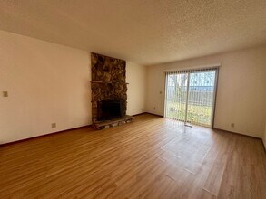 1078-1080-1080 Alder Dr NE in Keizer, OR - Foto de edificio - Building Photo