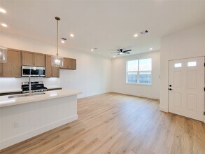 1542 W Tidwell Rd in Houston, TX - Building Photo - Building Photo